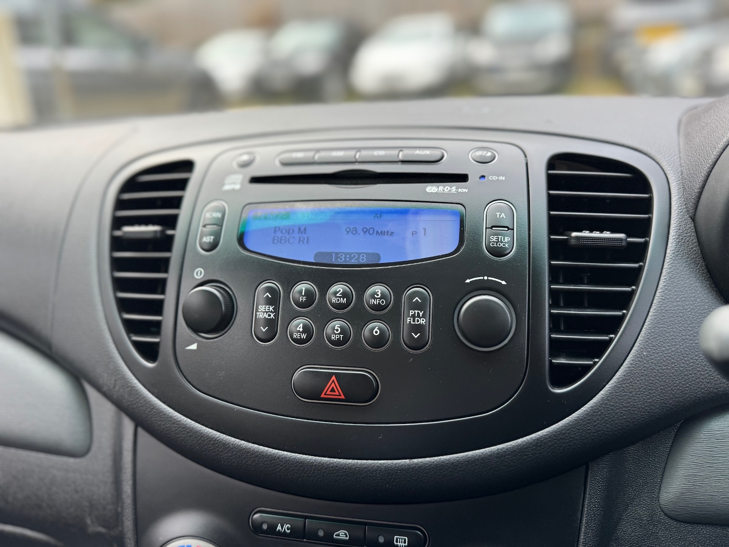 Used Hyundai i10 2013 for sale - 76518574: Photo 13