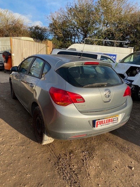 Used Vauxhall Astra 2011 for sale - 76638713: Photo 2