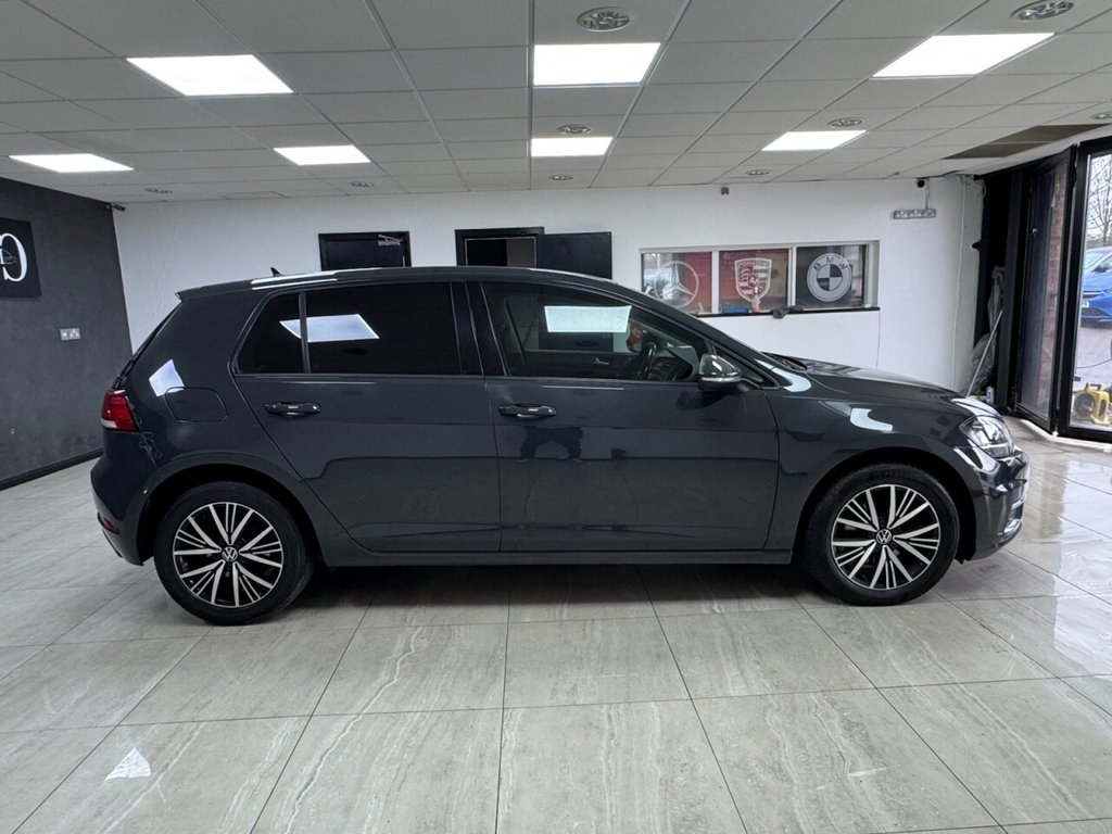 Used Volkswagen Golf 2017 for sale - 77680337: Photo 2