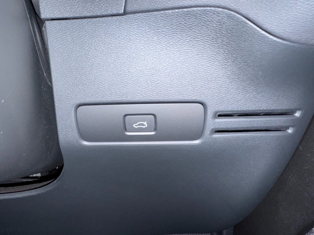 Used Volvo XC40 2023 for sale - 77520824: Photo 41