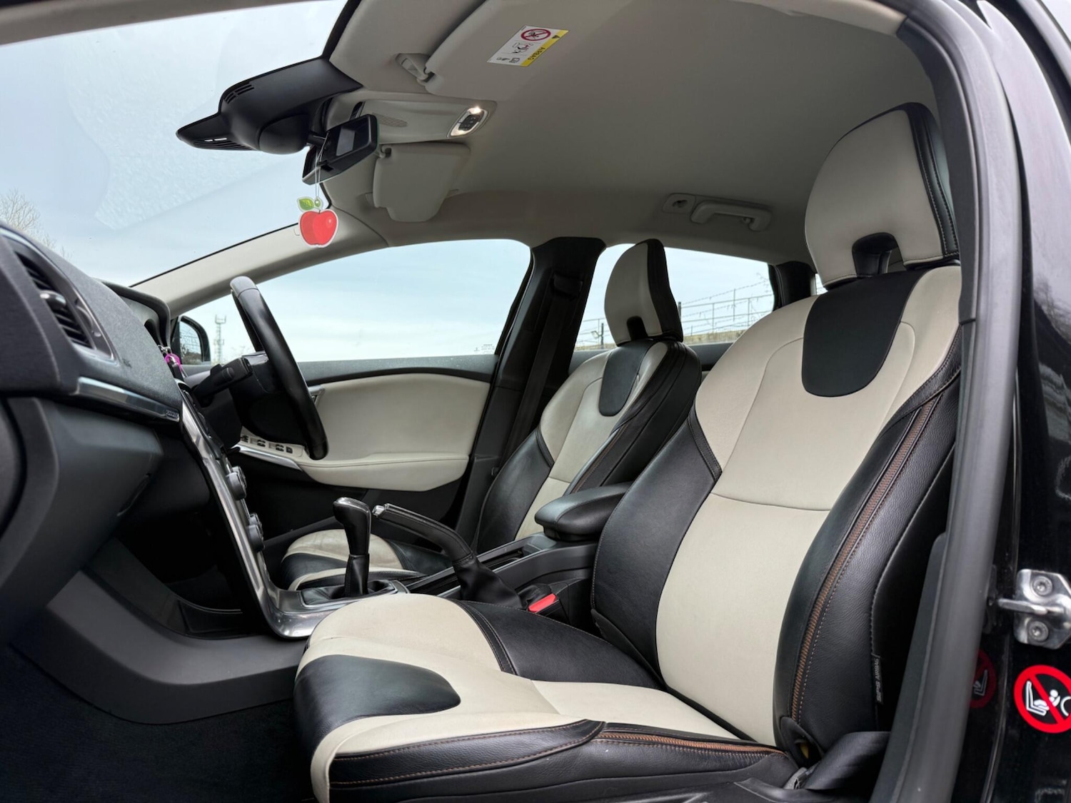 Used Volvo V40 Cross Country for sale - 77957045: Photo 24