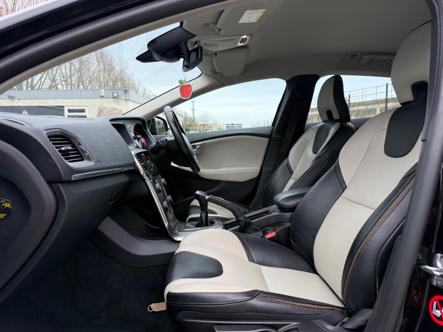 Used Volvo V40 Cross Country for sale - 77957045: Photo 25