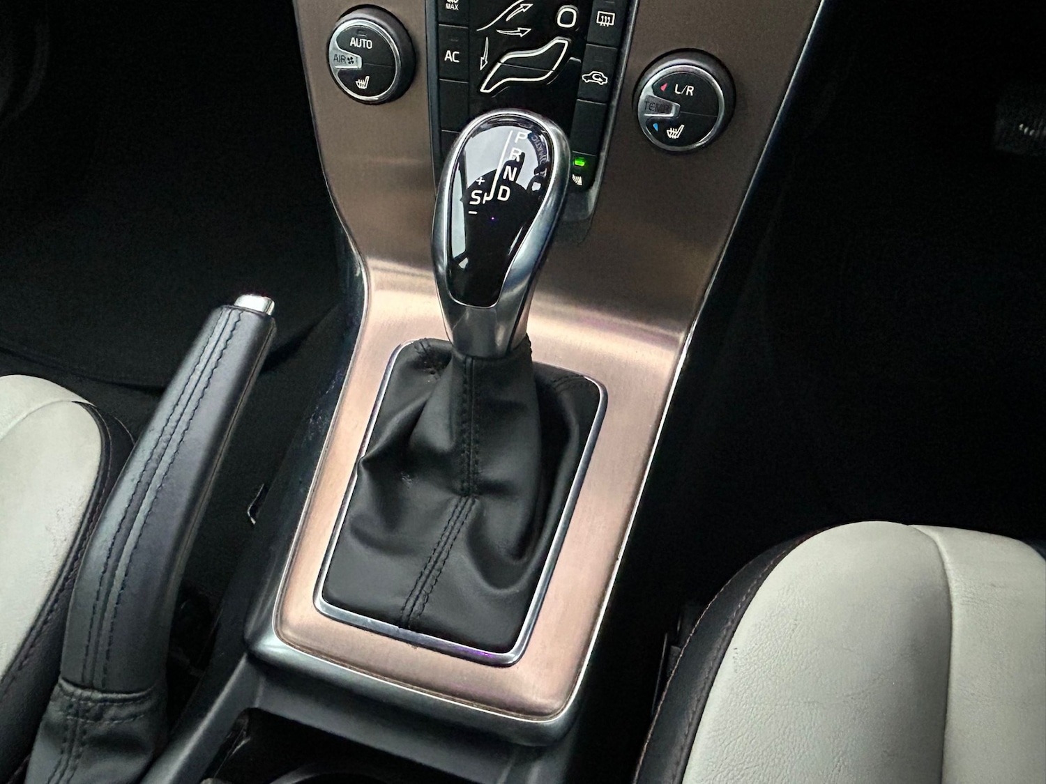 Used Volvo V40 2014 for sale - 76716102: Photo 16