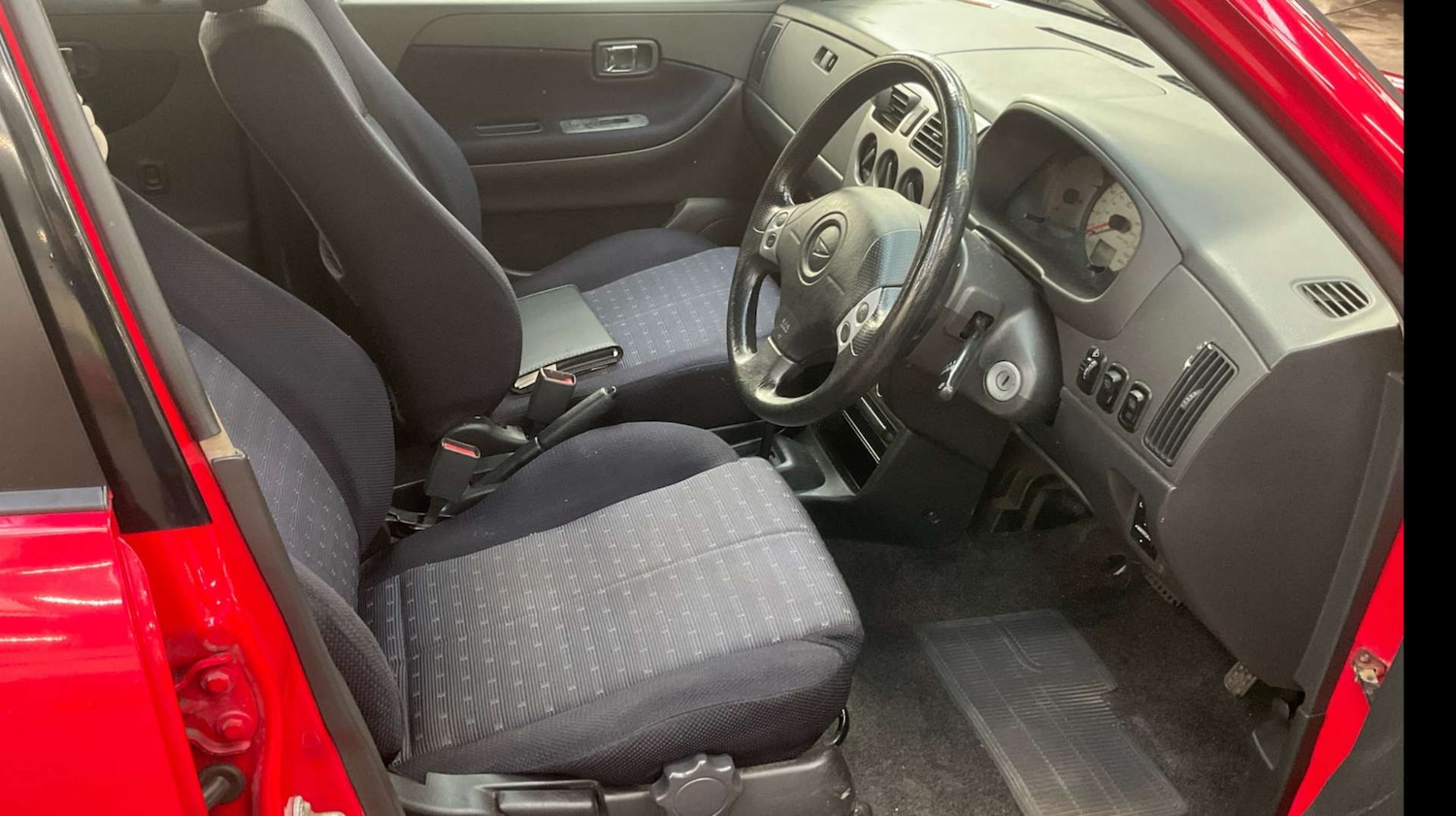 Used Daihatsu Sirion 2002 for sale - 76693607: Photo 8