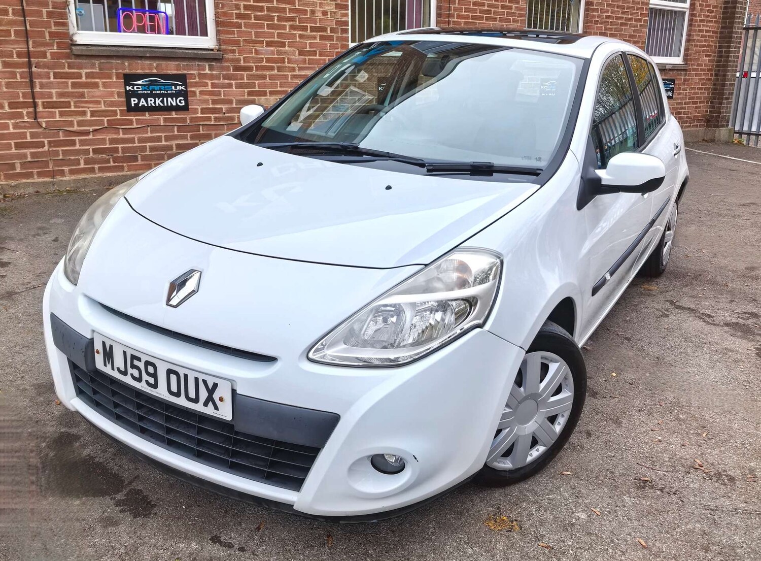 Used Renault Clio 2009 for sale - 76475121: Photo 95