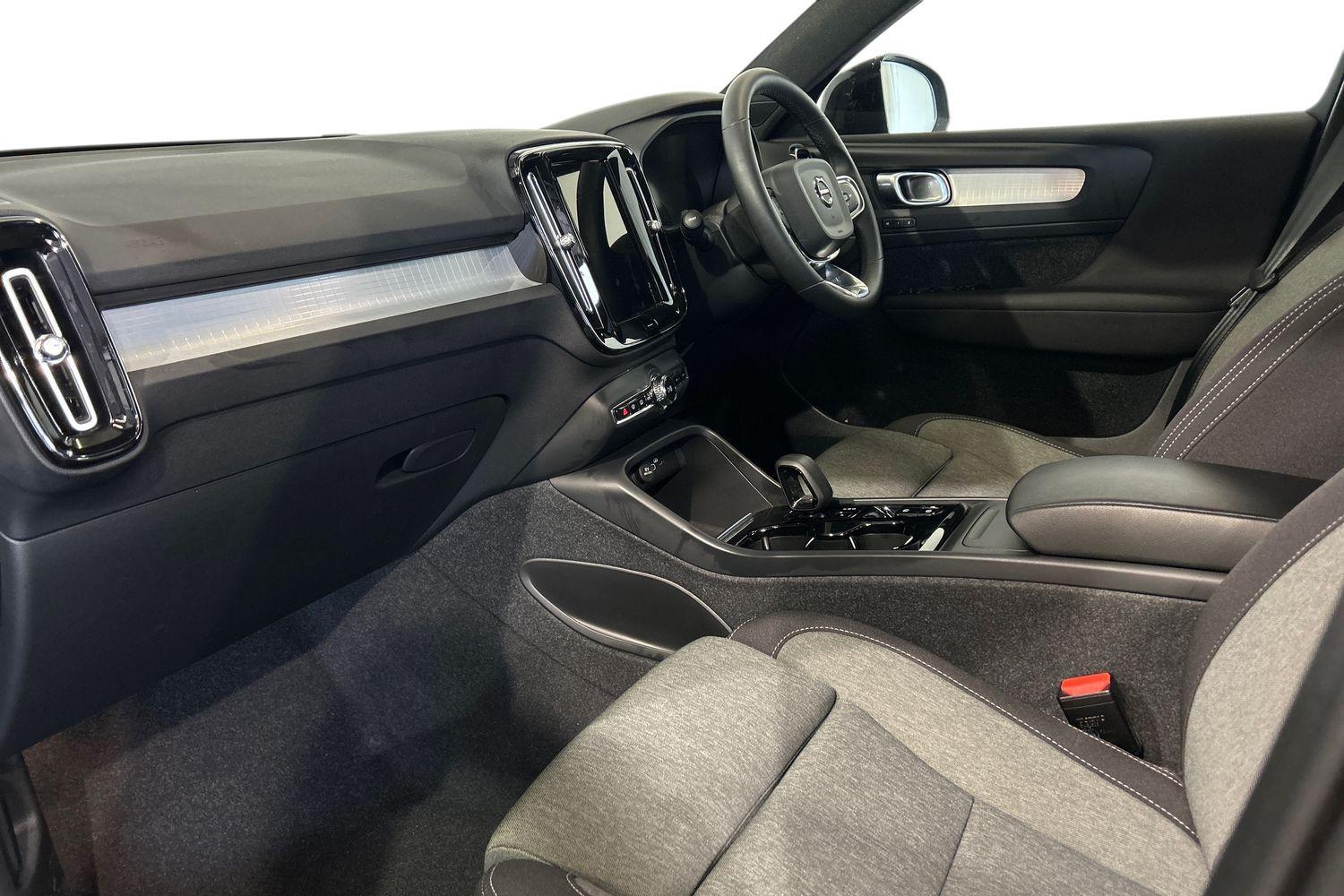 Used Volvo XC40 2023 for sale - 75990246: Photo 2