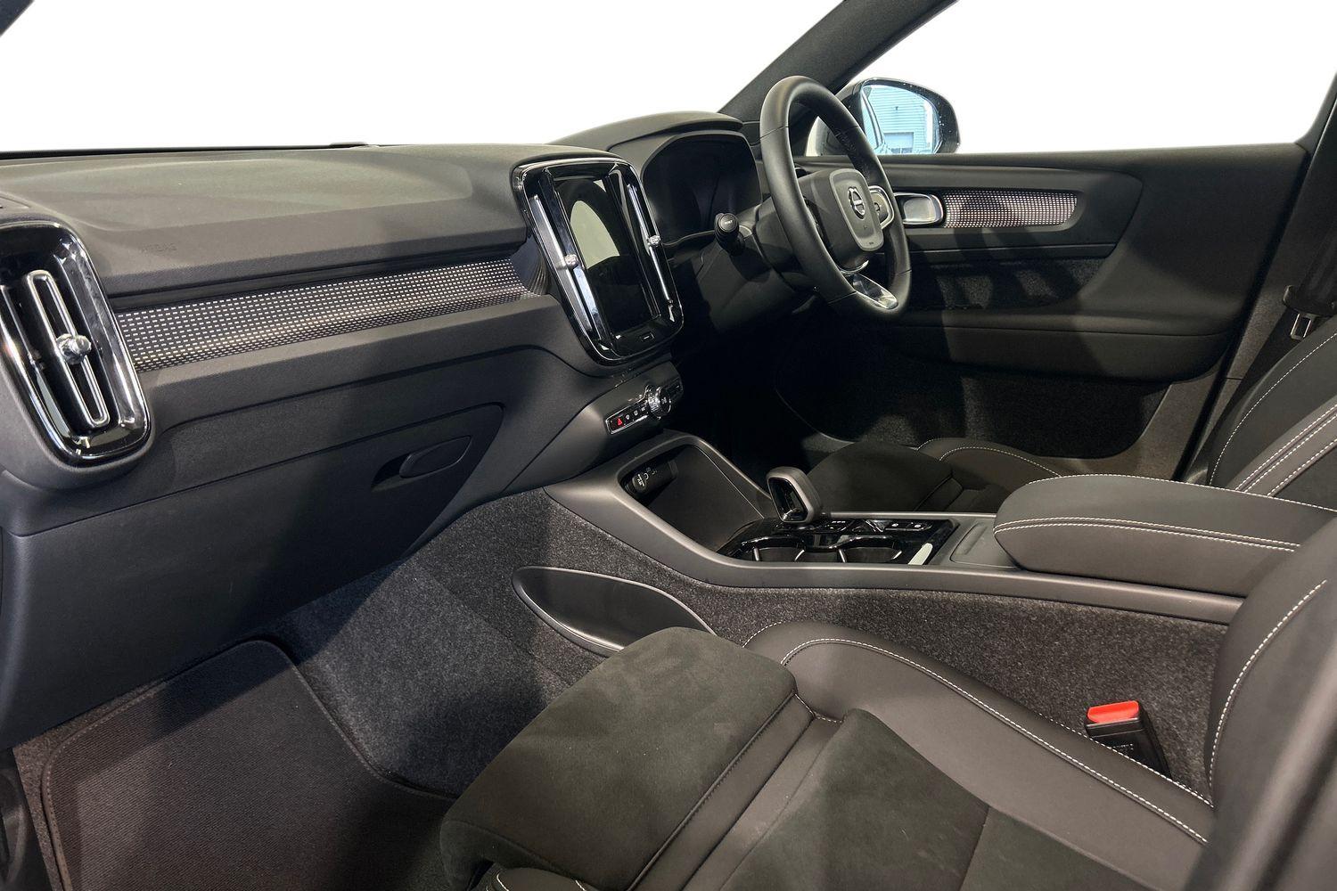 Used Volvo XC40 2025 for sale - 75990541: Photo 2