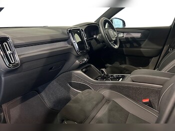 Used Volvo XC40 2025 for sale - 75990541: Photo 2