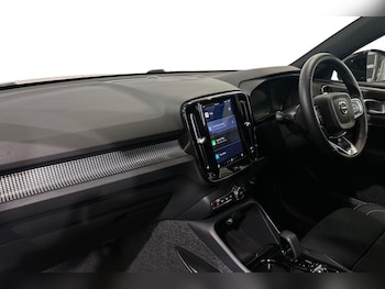 Used Volvo XC40 2025 for sale - 75989898: Photo 2