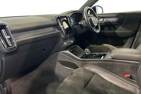 Used Volvo XC40 2021 for sale - 75697341: Photo 2