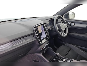 Used Volvo XC40 2025 for sale - 75990302: Photo 2