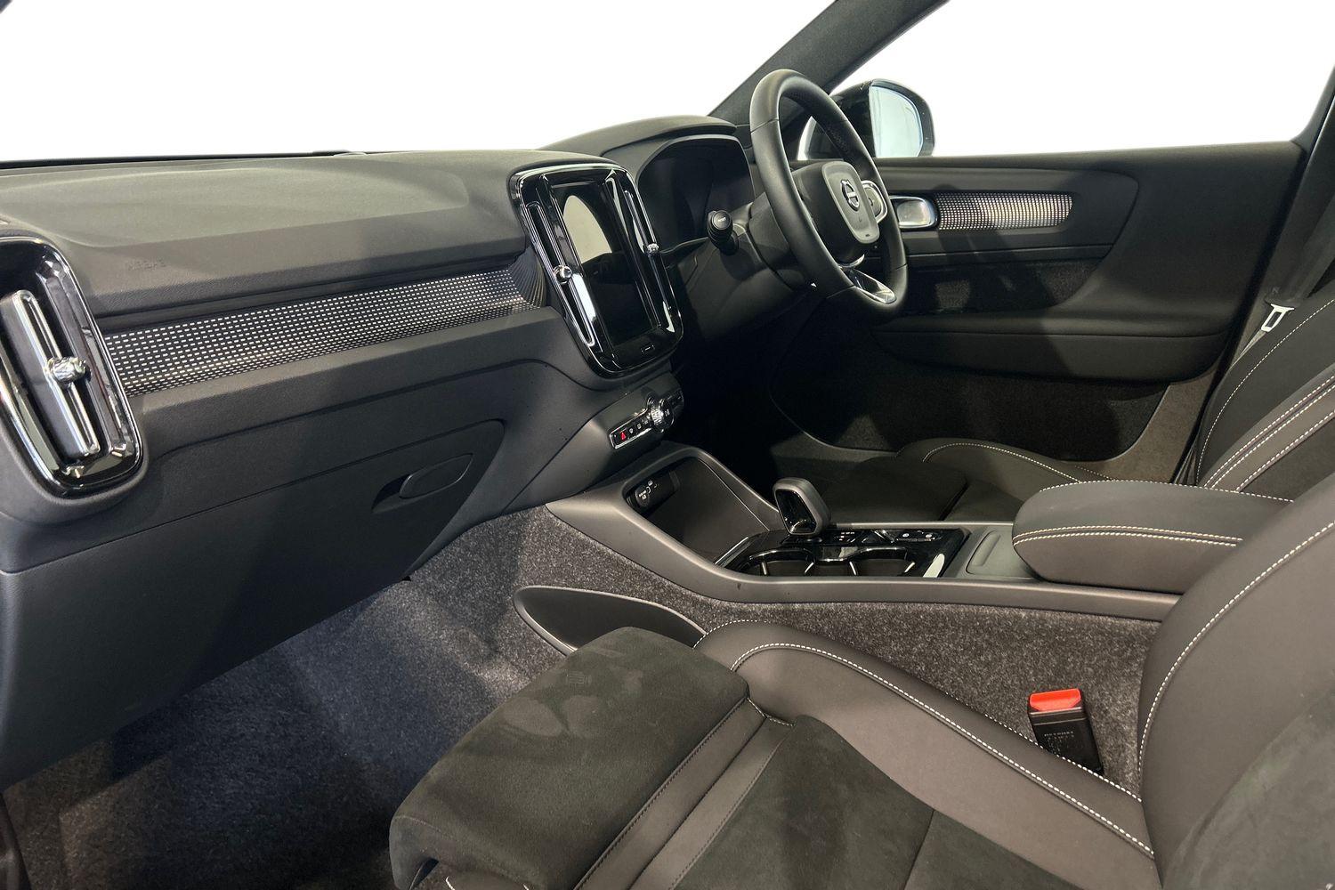 Used Volvo XC40 2025 for sale - 75990308: Photo 2