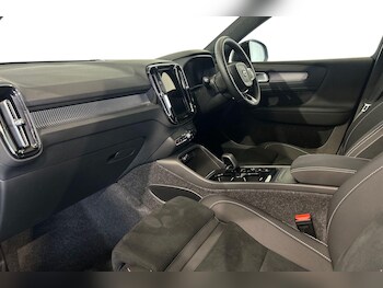 Used Volvo XC40 2025 for sale - 75990308: Photo 2