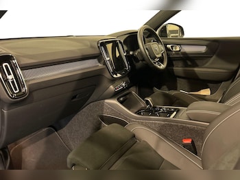 Used Volvo XC40 2025 for sale - 75990842: Photo 2