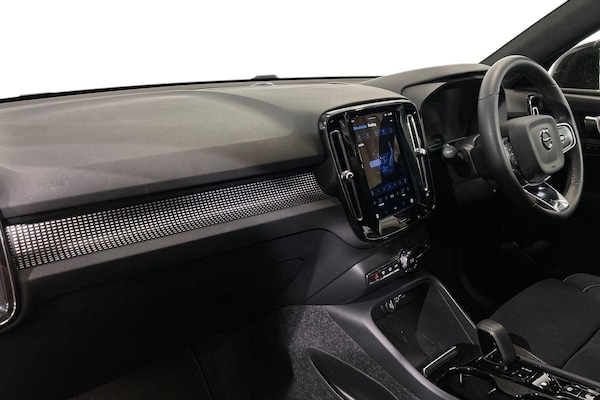 Used Volvo XC40 2025 for sale - 75635704: Photo 2