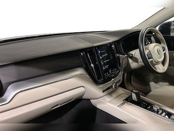 Used Volvo XC60 2021 for sale - 76152099: Photo 2