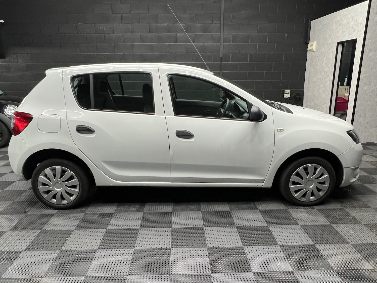 Used Dacia Sandero 2015 for sale - 77247902: Photo 2