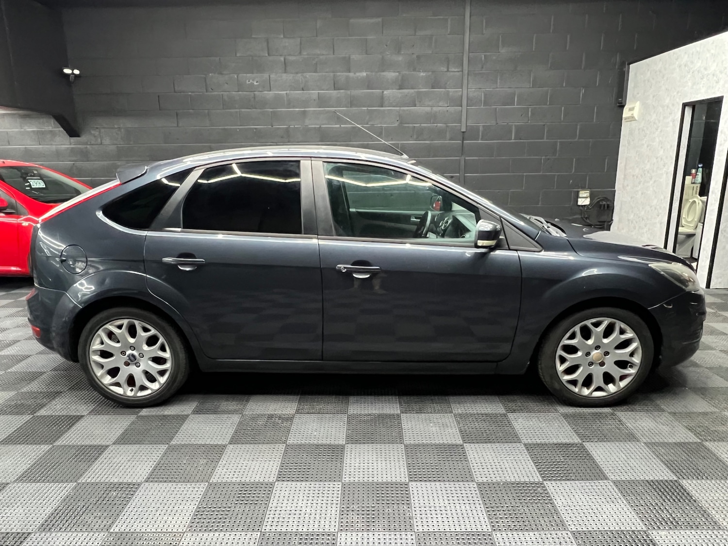 Used Ford Focus 2010 for sale - 77983584: Photo 2