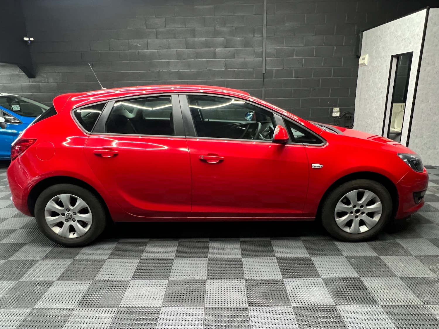 Used Vauxhall Astra 2015 for sale - 76625381: Photo 2
