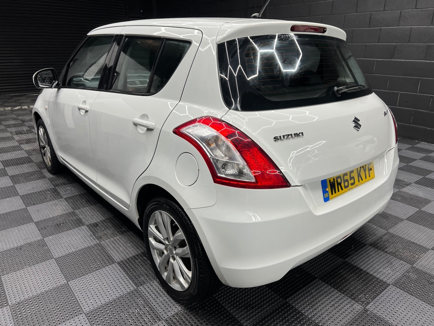 Used Suzuki Swift 2015 for sale - 77271111: Photo 5