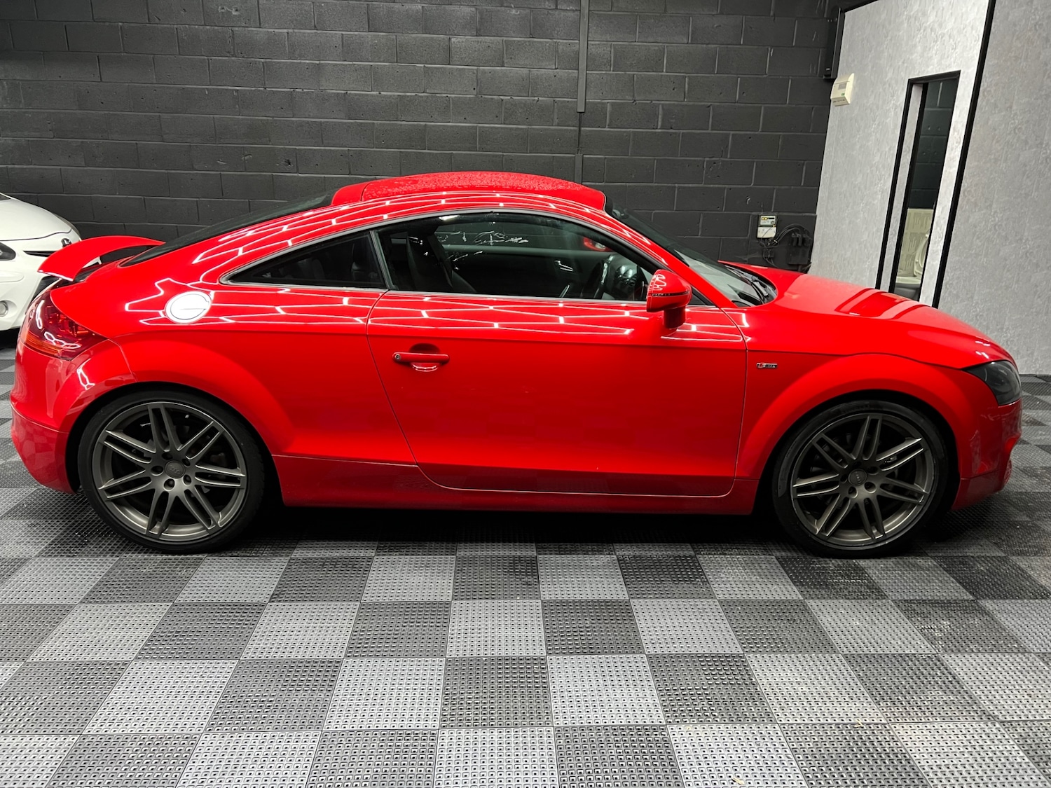 Used Audi TT 2010 for sale - 77391776: Photo 2