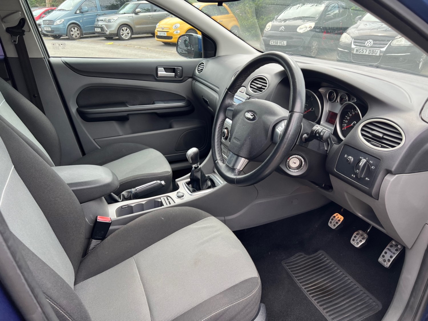 Ford Focus 2010 (59) - 1.6 TDCi Zetec 5dr [110] [DPF] - Image 9