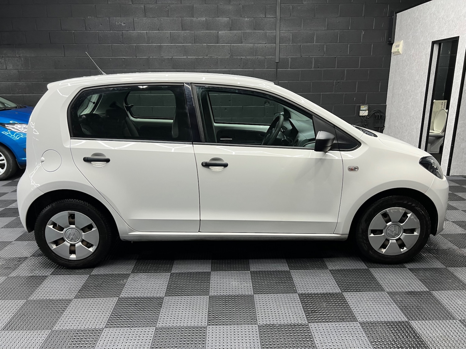 Used Volkswagen up! 2013 for sale - 76554181: Photo 2