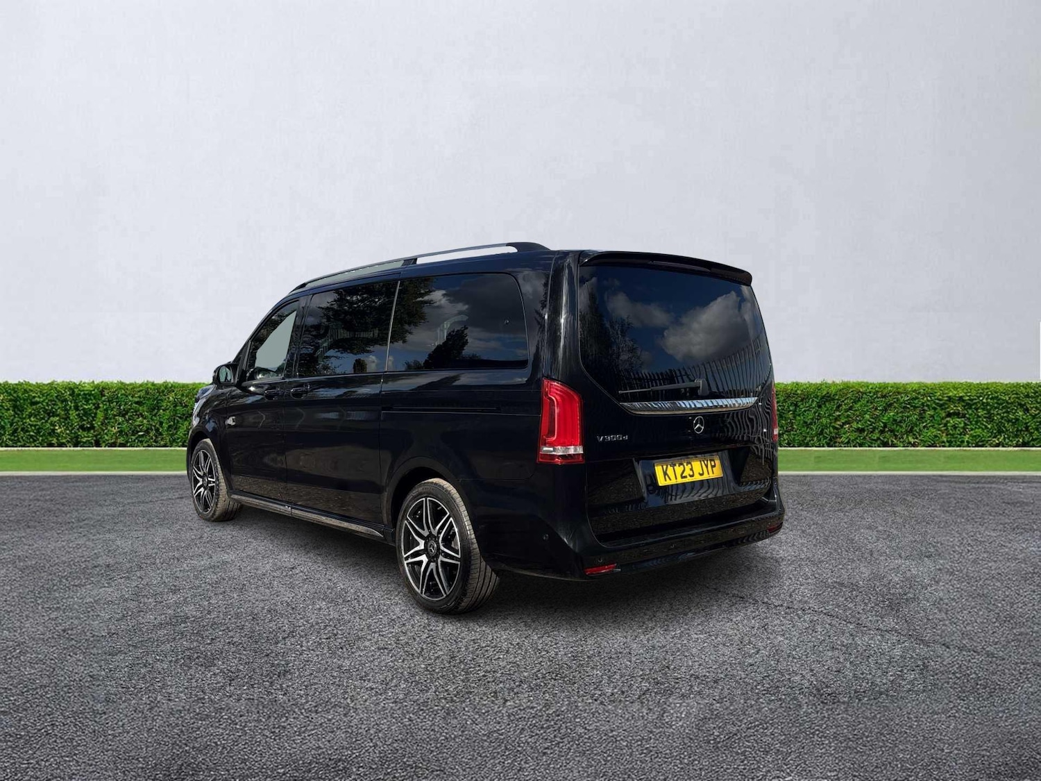 Used Mercedes-Benz V-Class 2023 for sale - 76219168: Photo 2