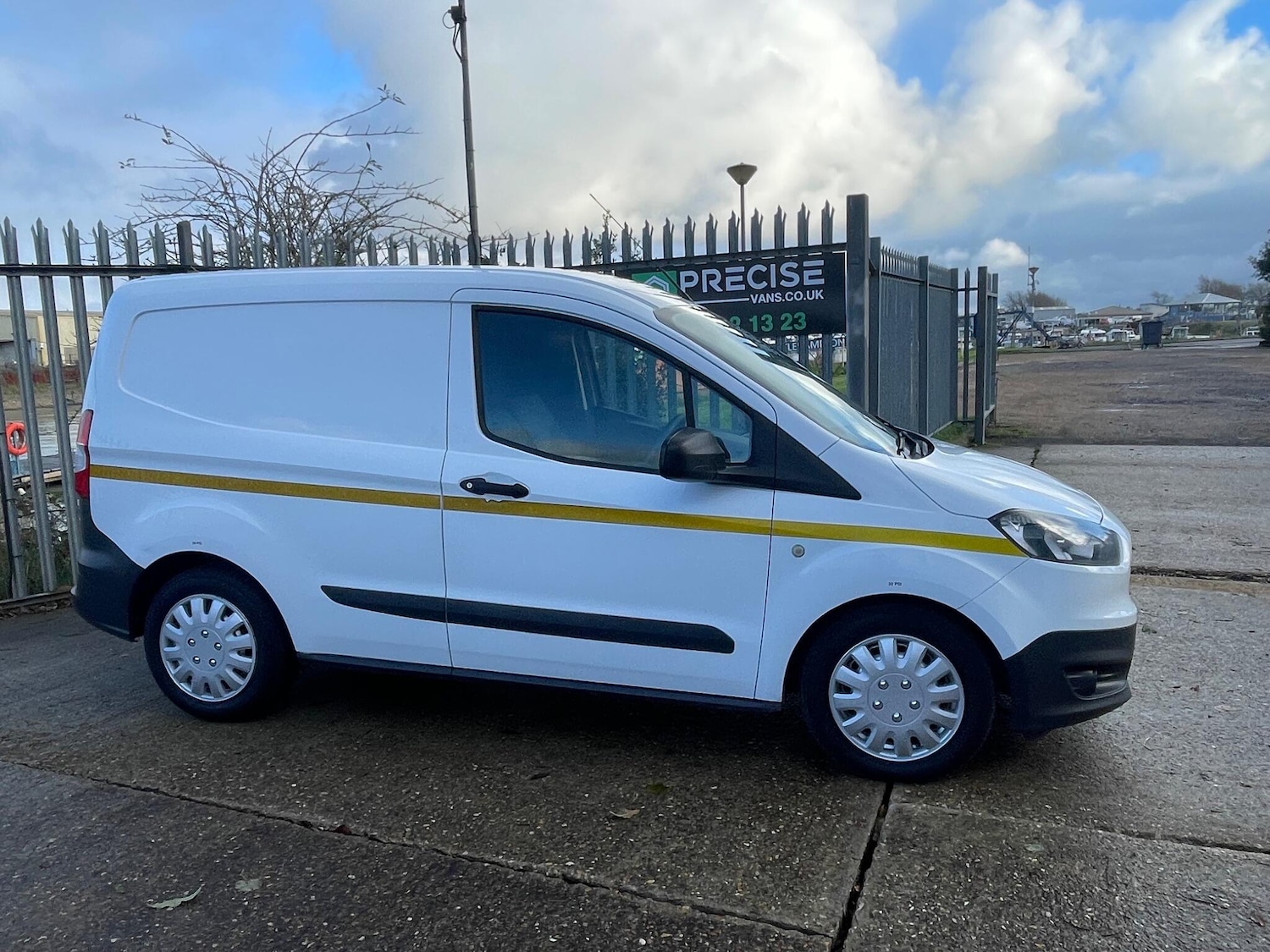 Used Ford Transit Courier 2017 for sale - 77143213: Photo 2