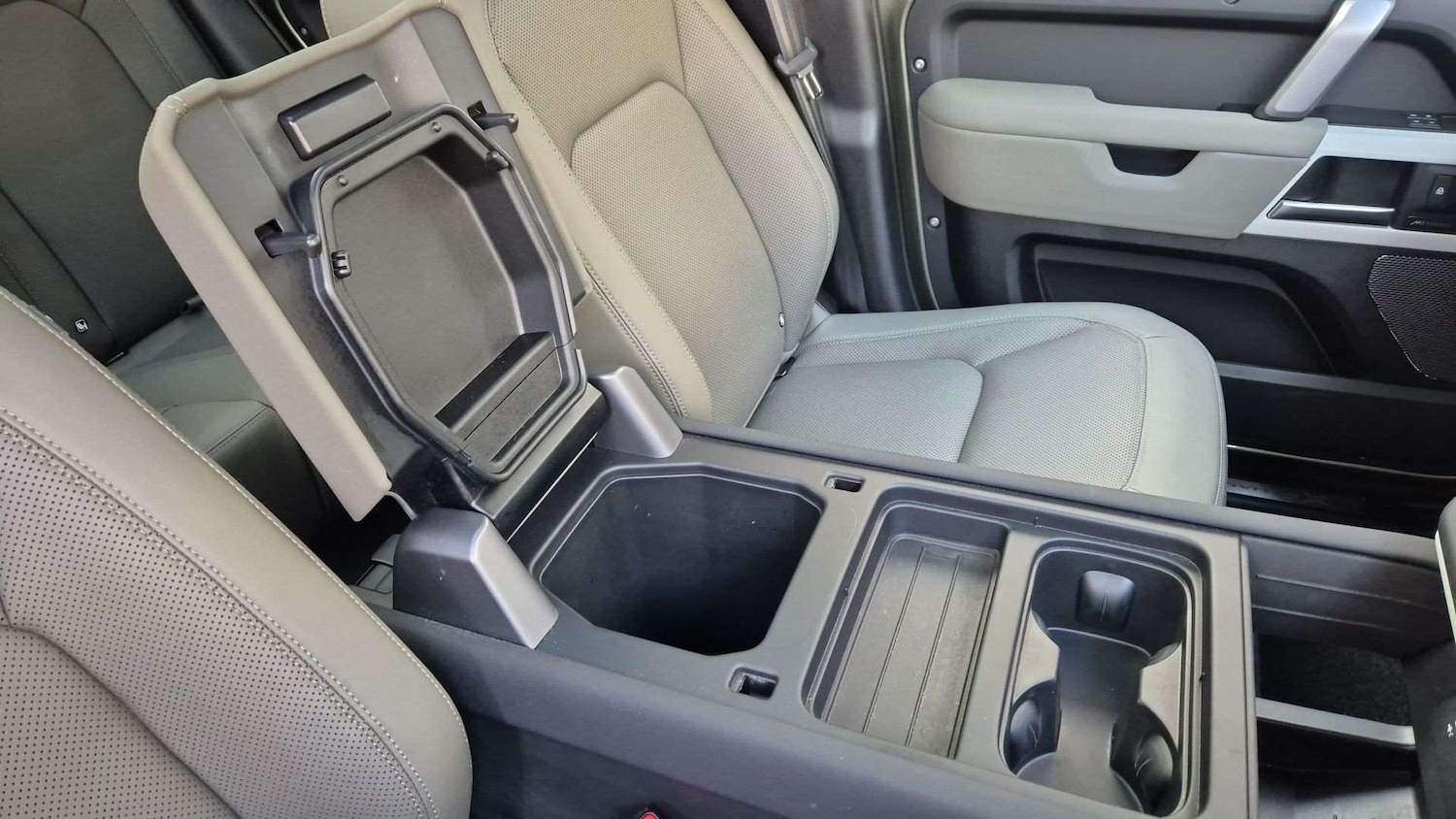 Used Land Rover Defender 2023 for sale - 76459833: Photo 31