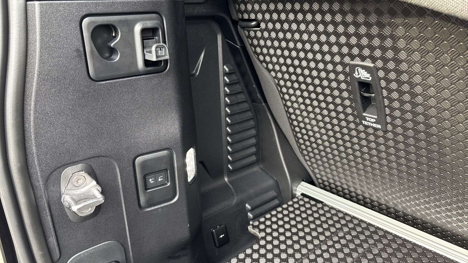 Used Land Rover Defender 2025 for sale - 78161654: Photo 27