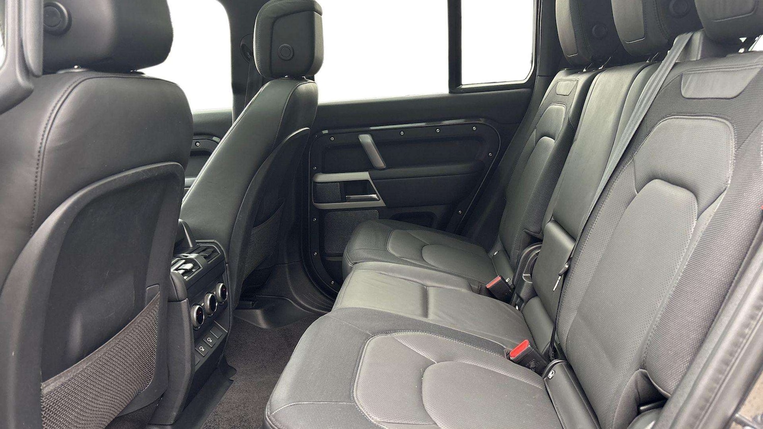 Used Land Rover Defender 2024 for sale - 76460237: Photo 4