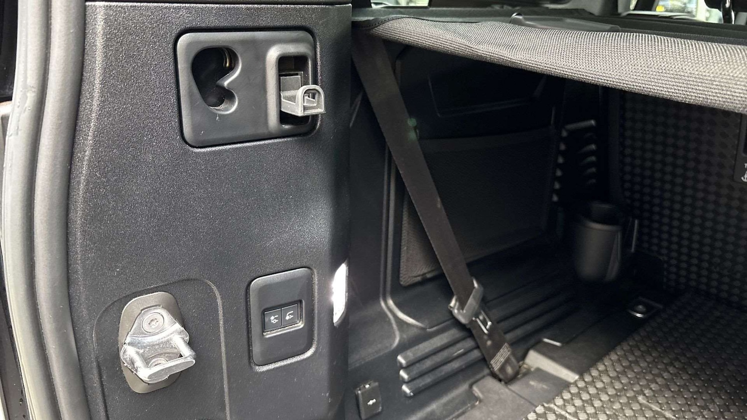 Used Land Rover Defender 2023 for sale - 76460507: Photo 27