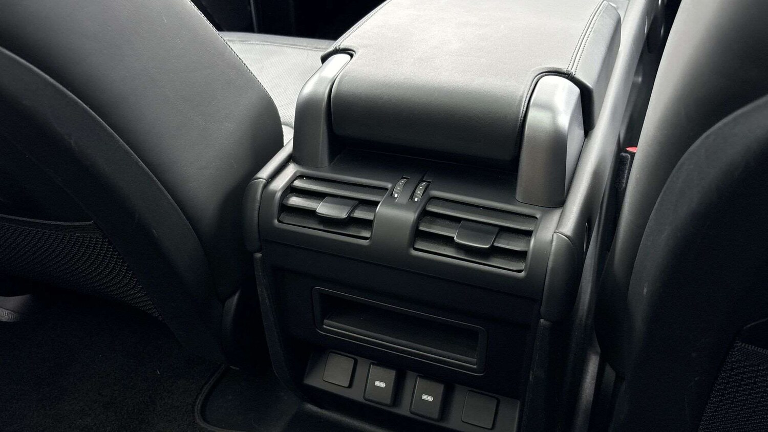 Used Land Rover Defender 2023 for sale - 78221316: Photo 18