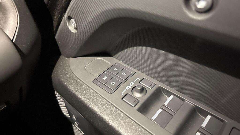 Used Land Rover Defender 2024 for sale - 76460336: Photo 25