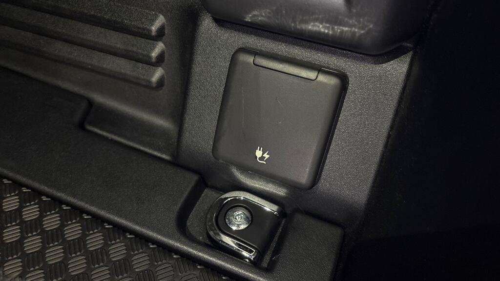 Used Land Rover Defender 2024 for sale - 76460336: Photo 32