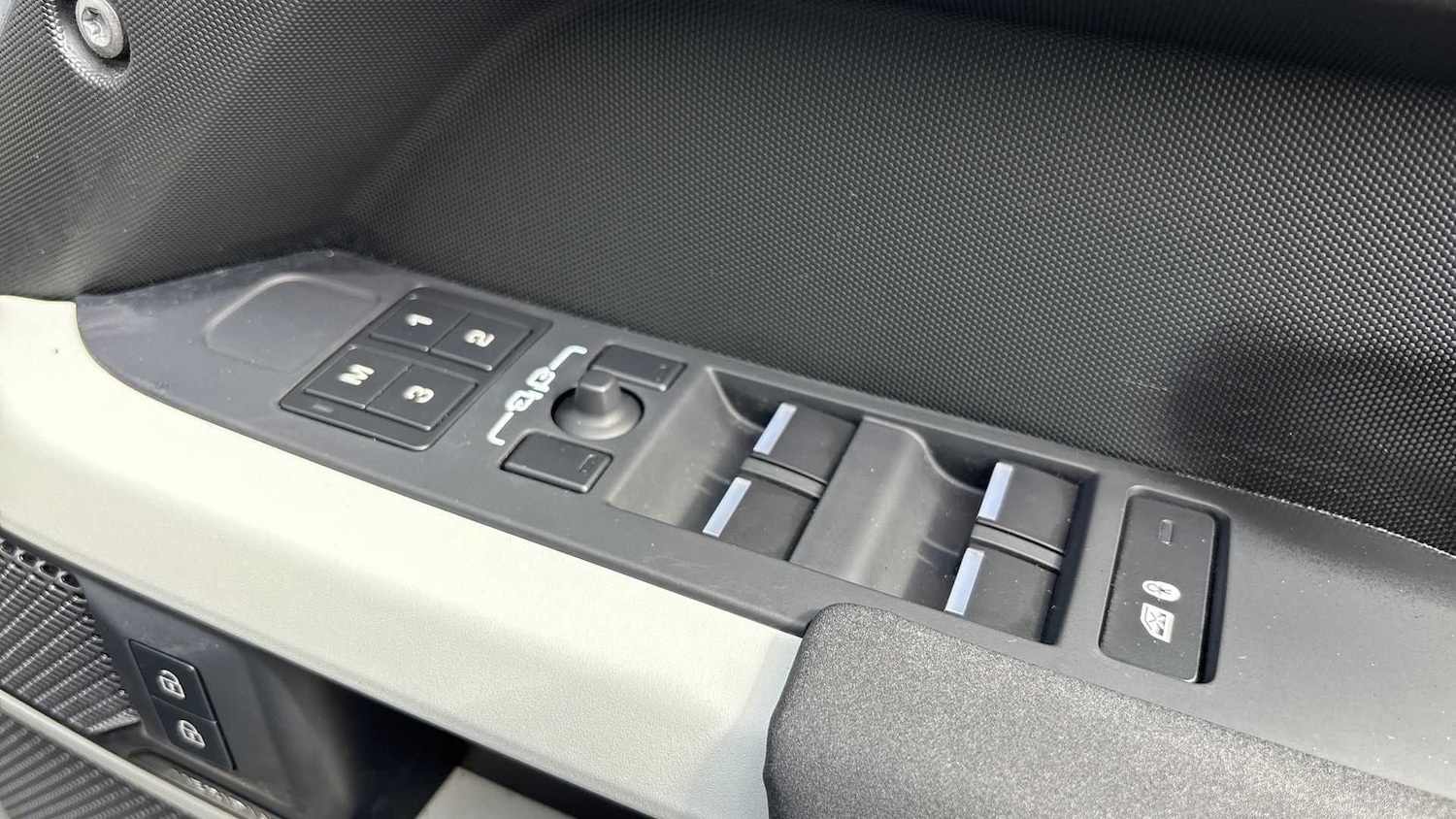 Used Land Rover Defender 2023 for sale - 76460109: Photo 25