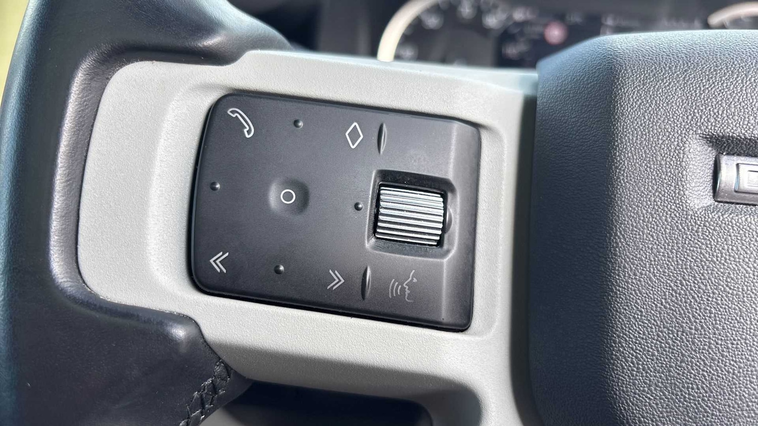 Used Land Rover Defender 2023 for sale - 76460109: Photo 32