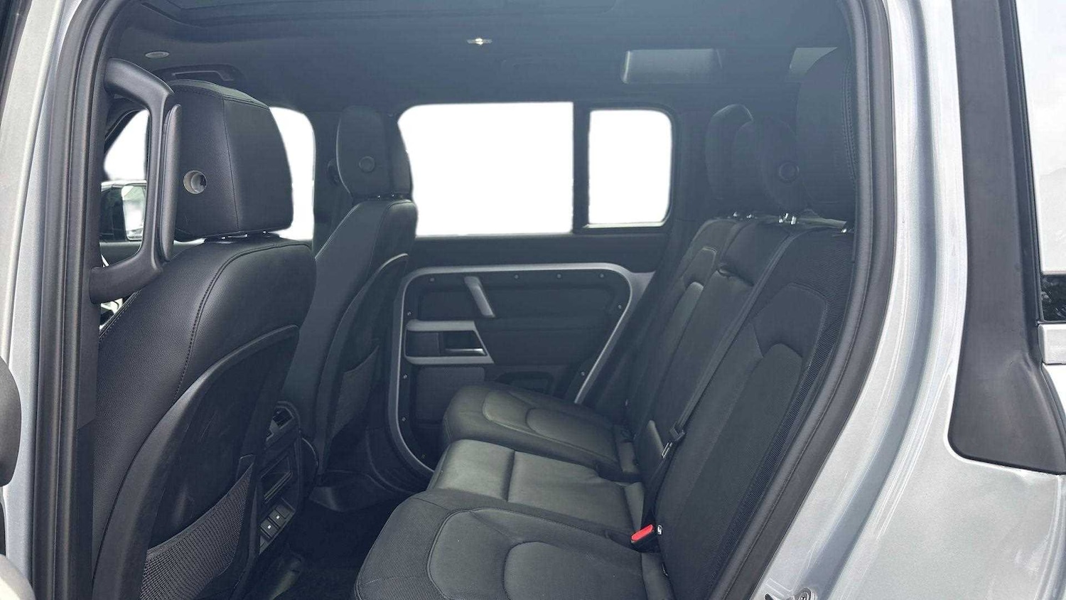 Used Land Rover Defender 2023 for sale - 76460109: Photo 4