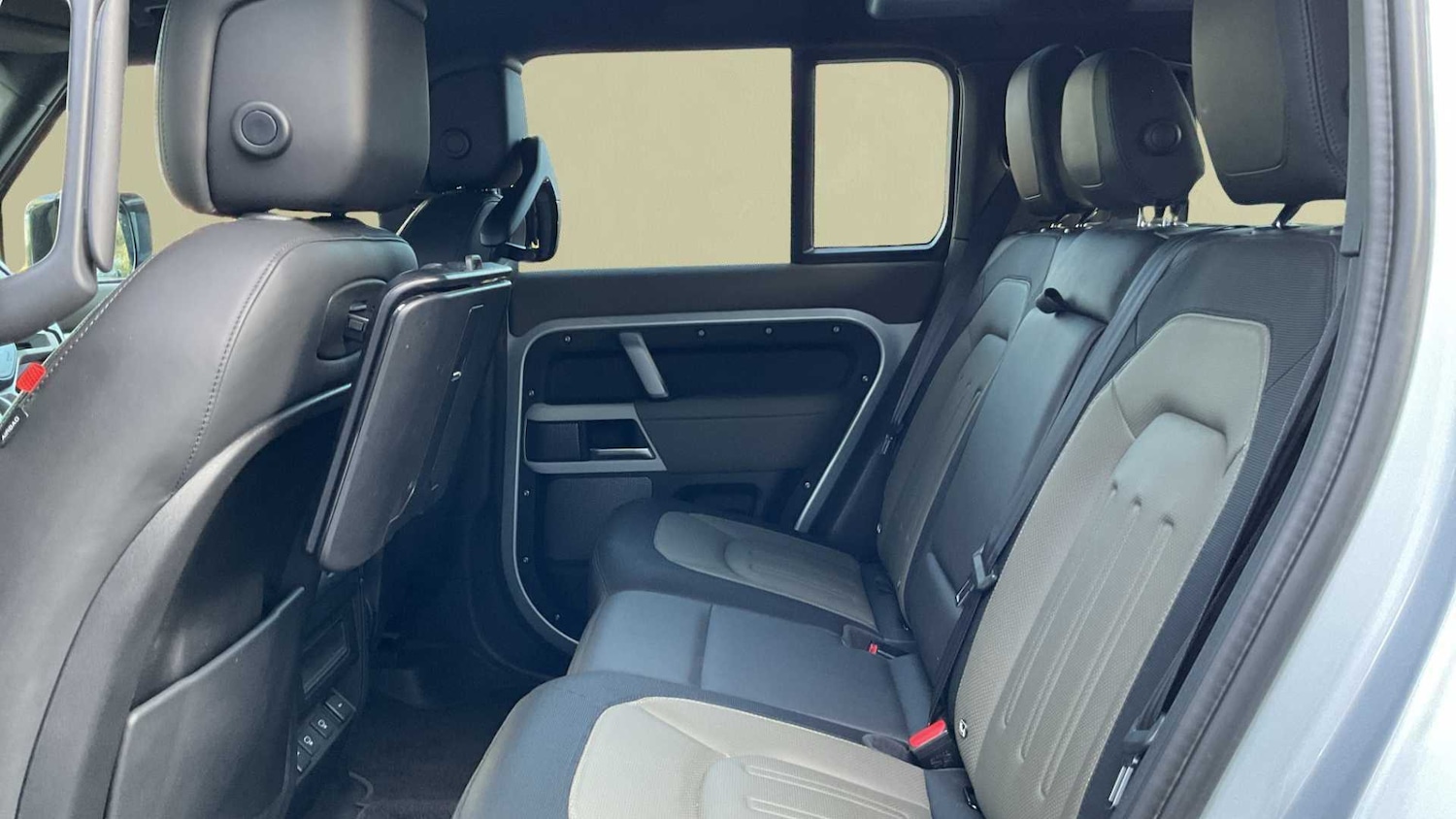 Used Land Rover Defender 2021 for sale - 76460049: Photo 4