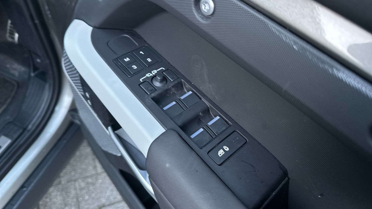 Used Land Rover Defender 2024 for sale - 76842917: Photo 25