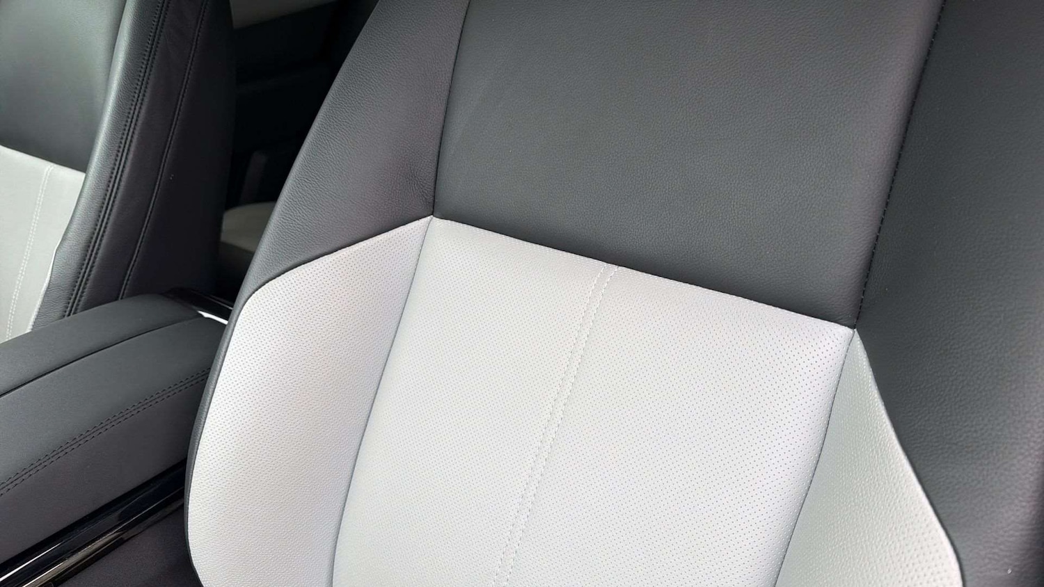 Used Land Rover Range Rover Velar 2023 for sale - 77281850: Photo 32