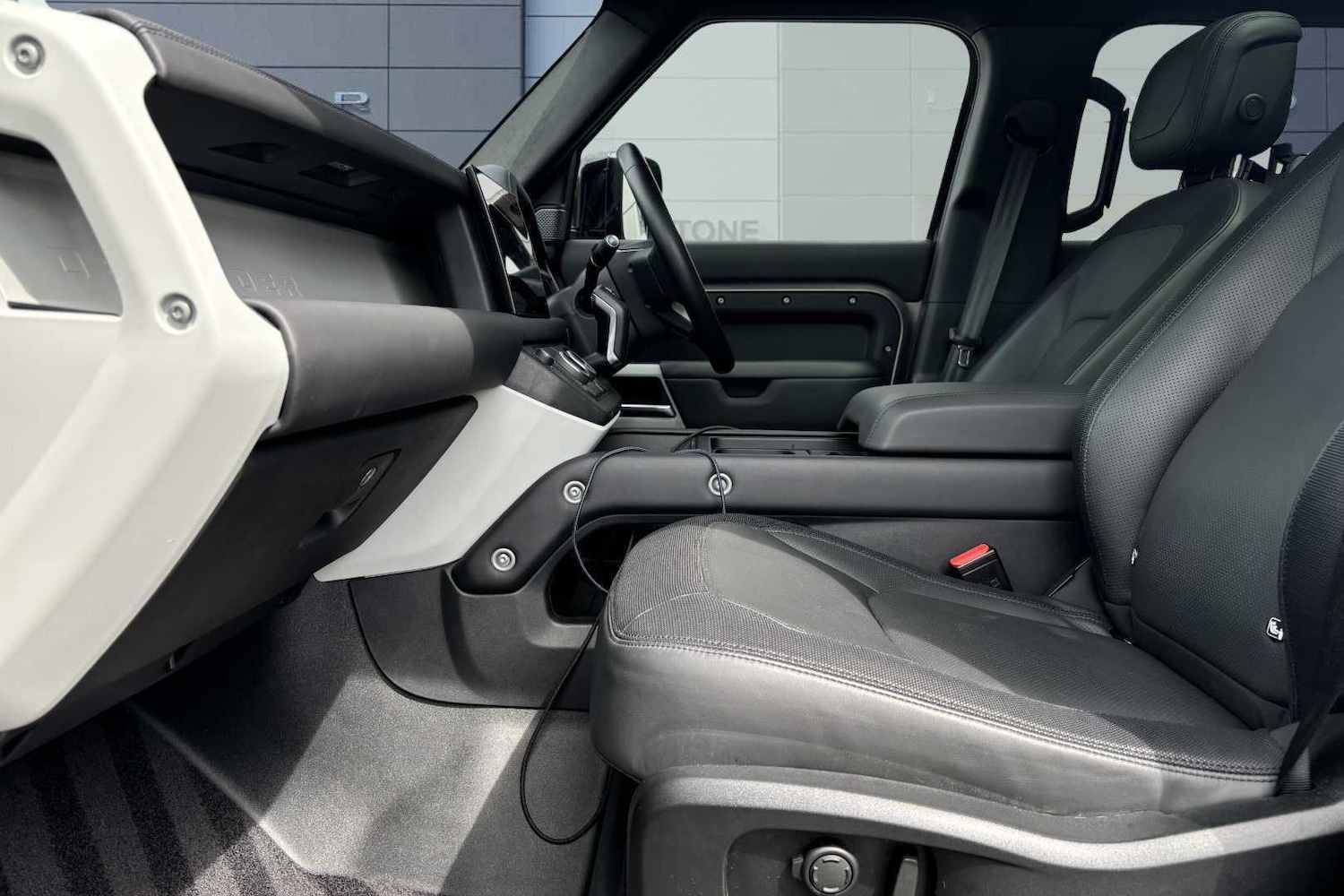 Used Land Rover Defender 2023 for sale - 76460353: Photo 3