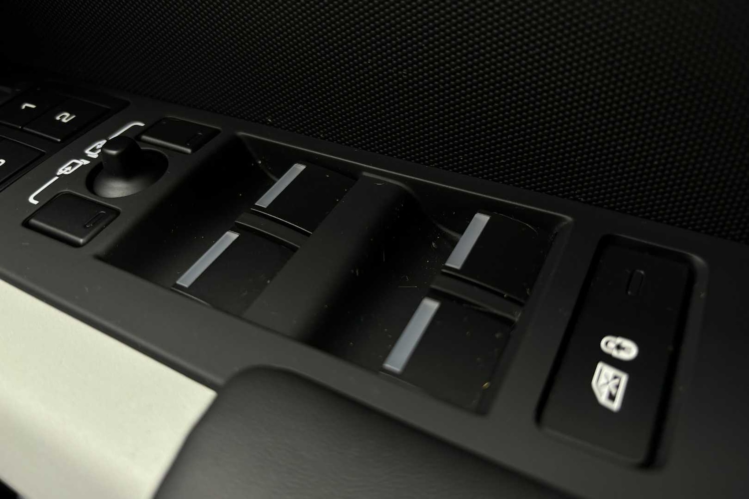 Used Land Rover Defender 2023 for sale - 76460353: Photo 30