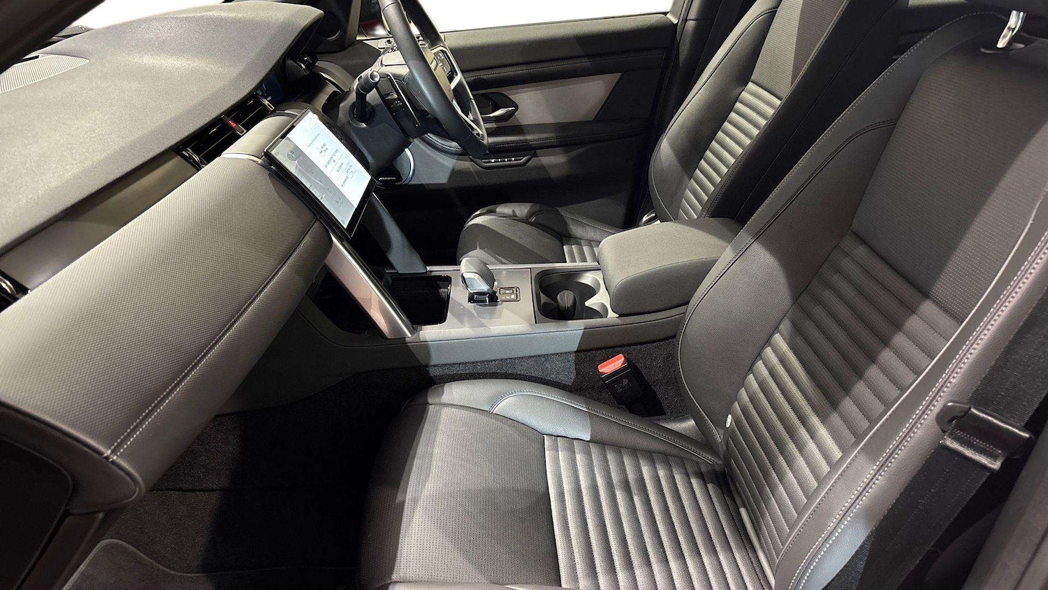 Used Land Rover Discovery Sport 2025 for sale - 76460618: Photo 3