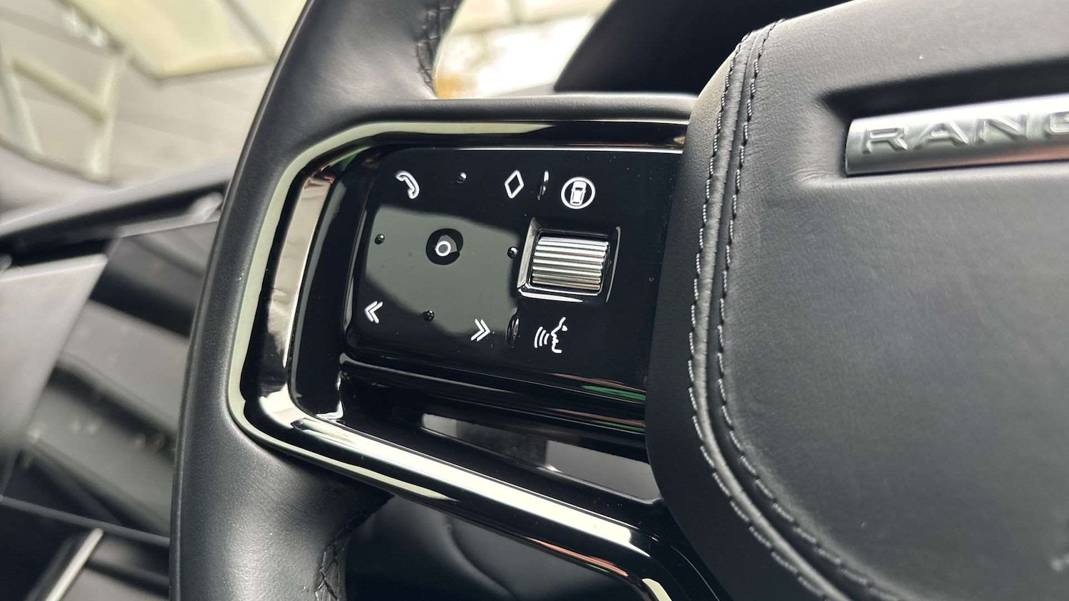 Used Land Rover Range Rover Velar 2024 for sale - 76460391: Photo 30