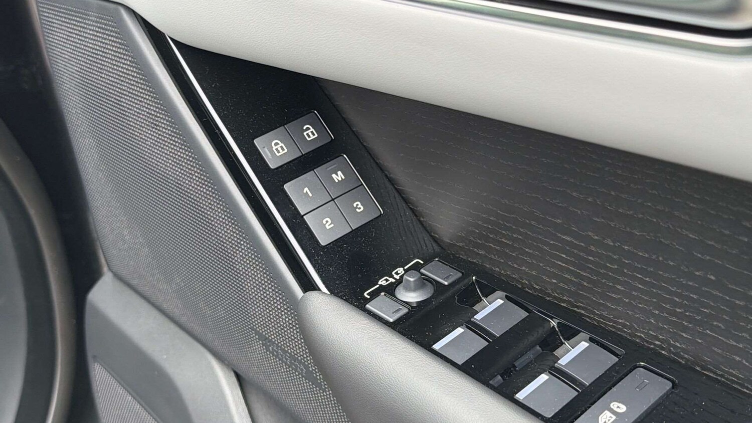 Used Land Rover Range Rover Velar 2026 for sale - 78209229: Photo 25