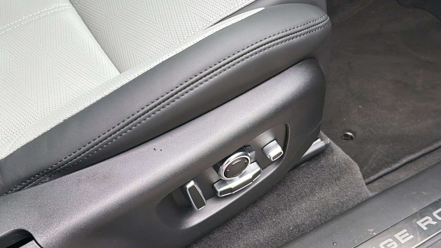 Used Land Rover Range Rover Velar 2026 for sale - 78209229: Photo 33