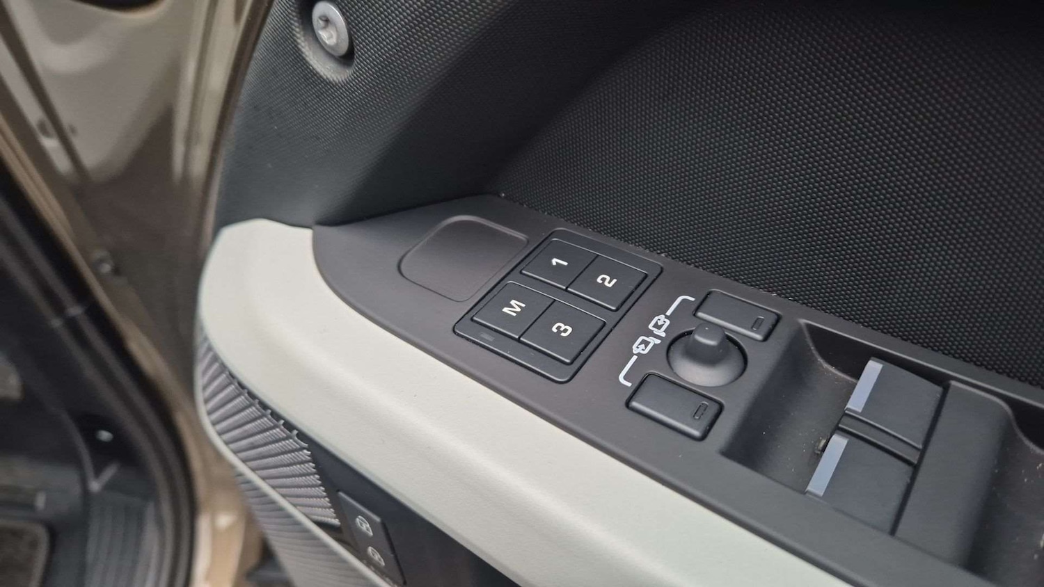 Used Land Rover Defender 2024 for sale - 76460361: Photo 25