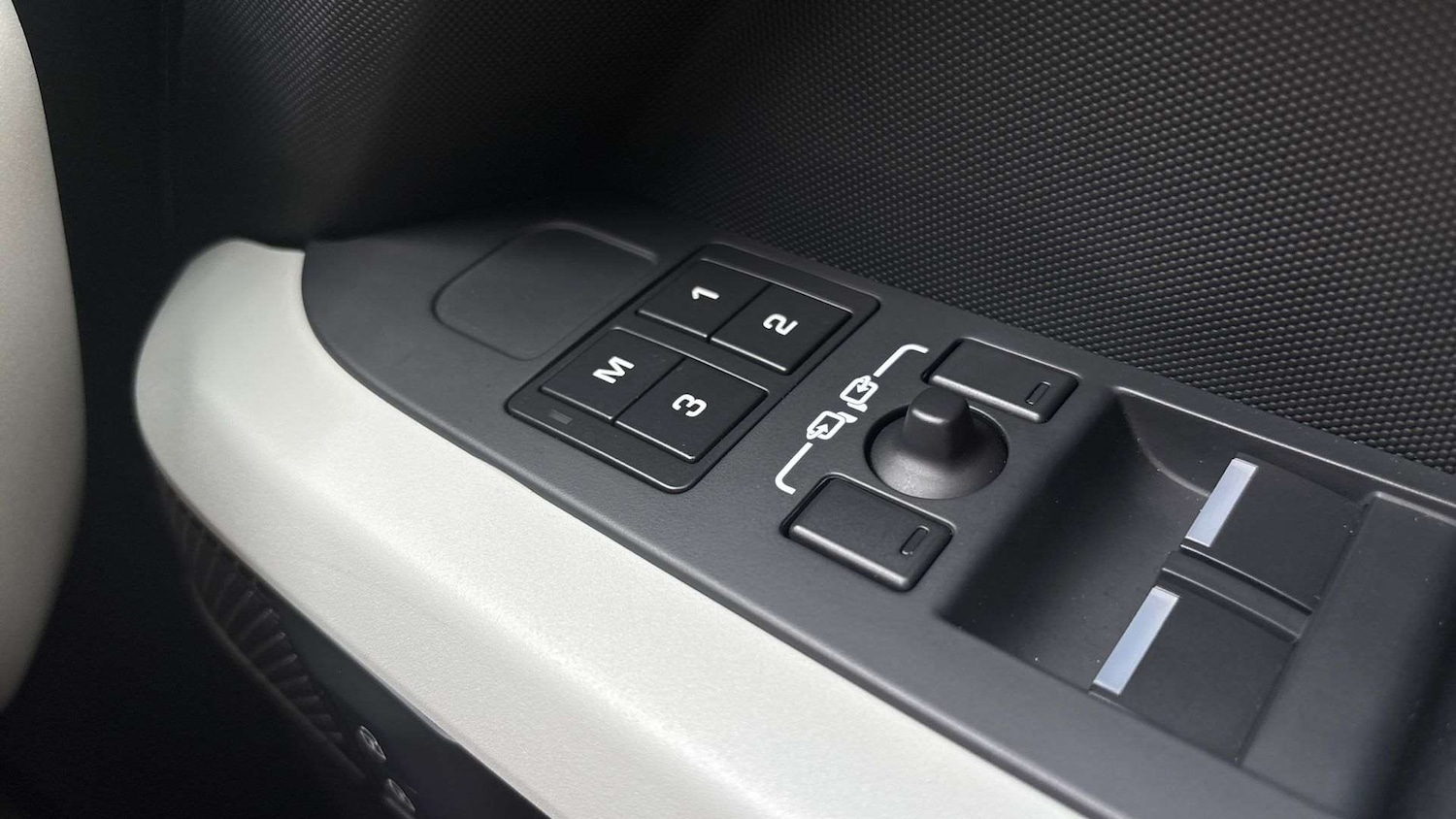 Used Land Rover Defender 2023 for sale - 76460172: Photo 25